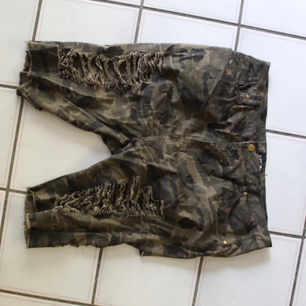 🙌🏽Ripped camo shorts🙌🏽